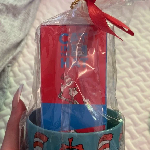 Dr. Seuss Cat In The Hat Hot Cocoa Bombs Mug Set - Picture 5 of 9